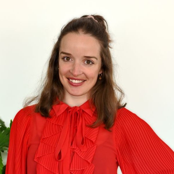 Anna-Sophia Bisping in roter Bluse