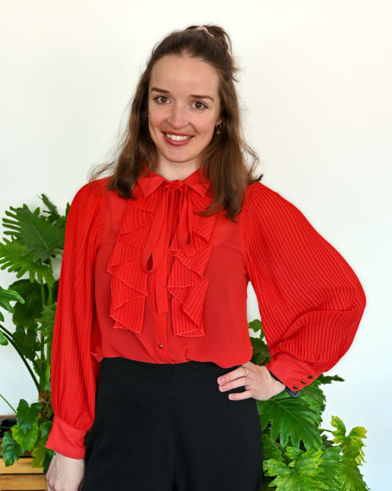 Anna-Sophia Bisping in roter Bluse